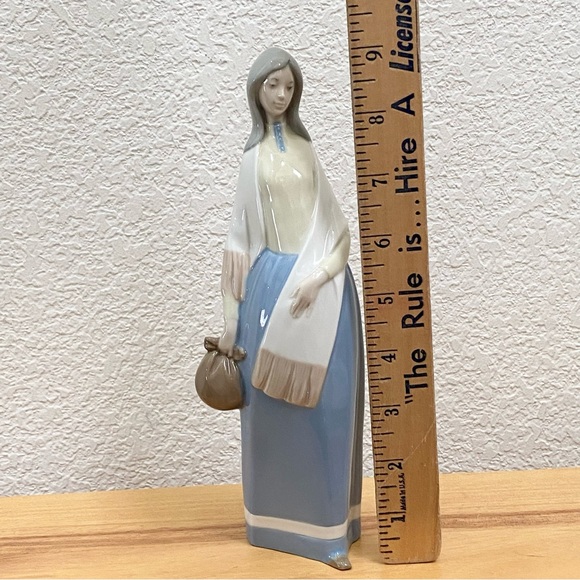 Vintage REX Valencia Hummelwerk Blue/White Porcelain Lady Pouch & Shawl Figurine - Picture 9 of 12
